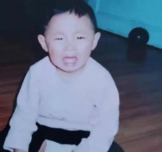 《德云斗笑社》晒童年照,岳云鹏儿时五官清秀,烧饼装扮最特殊