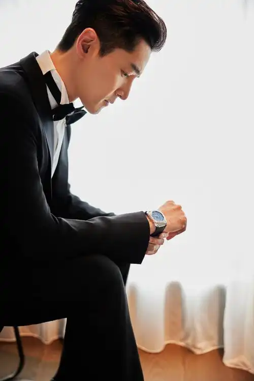 凭借《繁花》二封白玉兰视帝的胡歌佩戴bvlgari octo finissimo万年历