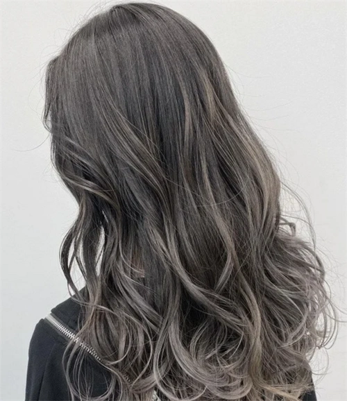 冷色系发色推荐:烟熏灰发色