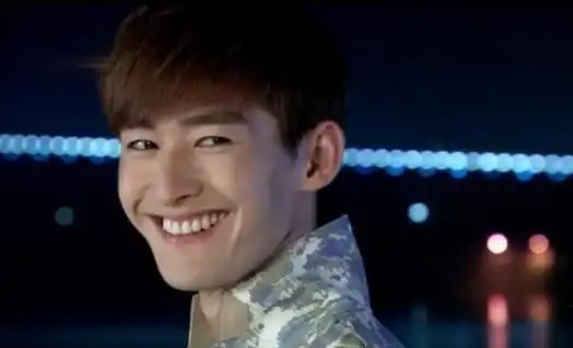 张翰当年凭借《一起来看流星雨》中慕容云海一角圈粉无数,以那个年代