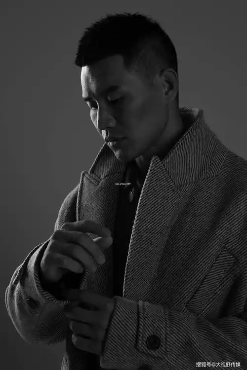 嘎子哥谢孟伟释出新写真 指间演绎黑白映画尽显成熟魅力_硬汉_社交_小