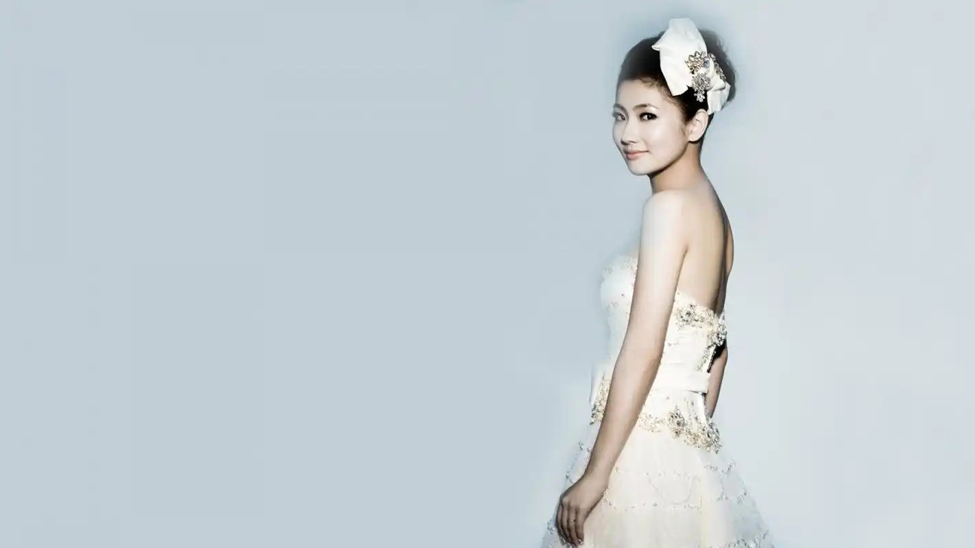 h.e组合成员selina任家萱婚纱高清壁纸