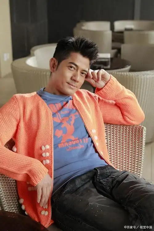 方媛晒全家福为老公庆生,俩女儿高颜值抢镜,58岁郭富城不显老