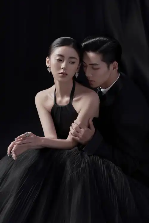 纯黑背景婚纱照🖤🖤永不过时