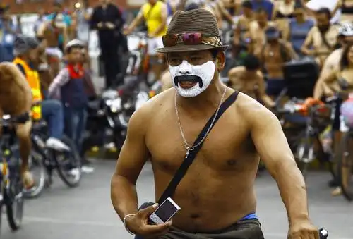 墨西哥举行裸骑自行车活动