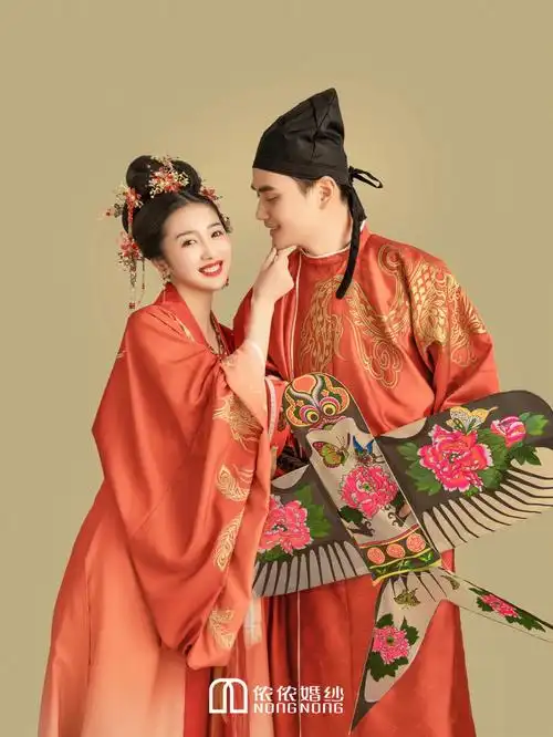 在无锡拍一套俏皮喜庆的唐制汉服婚纱照