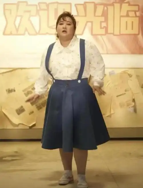 贾玲胖出新高度体重超240斤,下巴脖子连一块身材像气球!