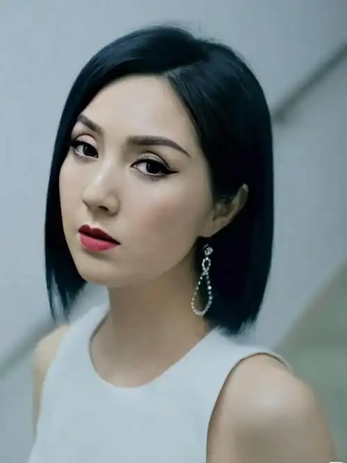 在这个时尚的舞台上,让我们都能像杨千嬅一样充满自信地穿出最美好的