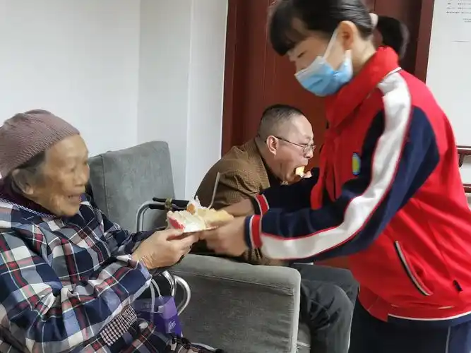 爱心敬老 情暖重阳 ——泸师附小师生走进福利院慰问老人献爱心