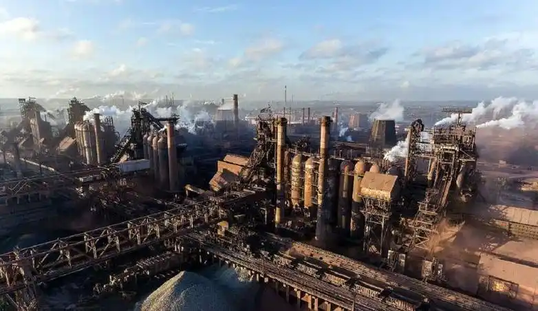 的蛊惑之下自废武功,放弃了所有的军事力量,以及苏联留下来的国防工业