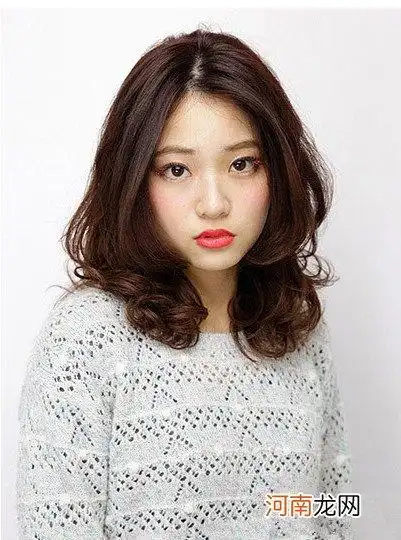 大卷发型如何护理更显气质 你可以试试这三种方法