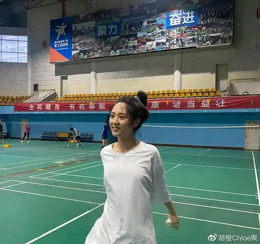 邢菲扎高辫打羽毛球衣服湿透 素颜脸颊泛起红晕