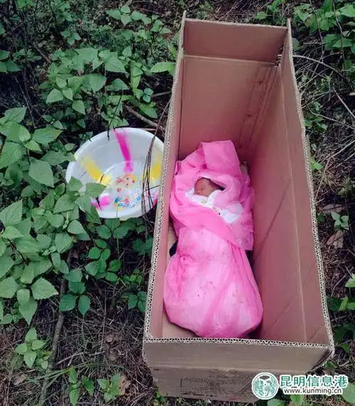 女婴诞下5日遭遗弃 狠心父母被警方抓获