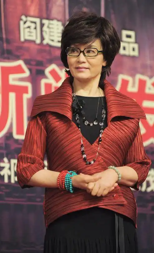 潘虹哪像奔七的样?穿红色皱褶装配百褶裙,气色被点亮太娇艳了