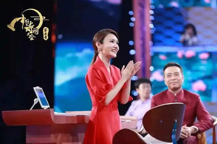 2023中国诗词大会开播龙洋火了入职5年就上春晚背后不简单