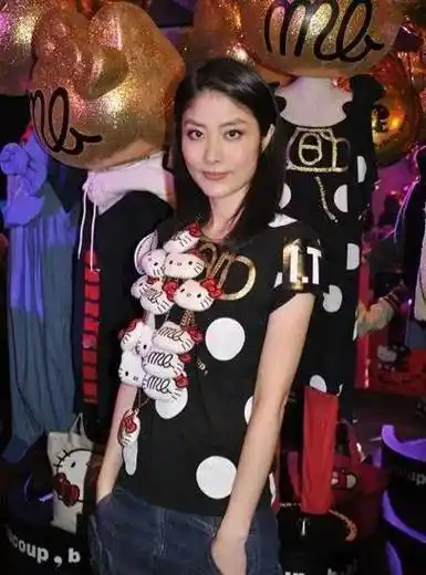 富家女出身,父亲陈崇伟是港圈珠宝大亨,香港三分之二的珠宝店都是陈父