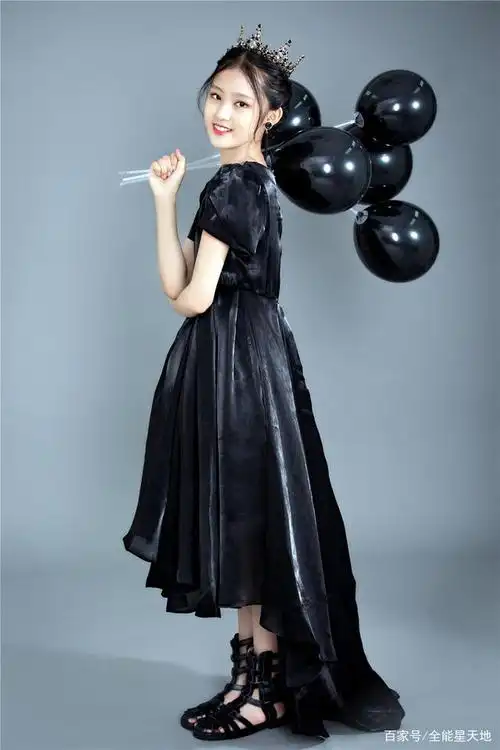 10后童星张婉儿迎11岁生日 已出落成大姑娘 越来越有明星范儿了