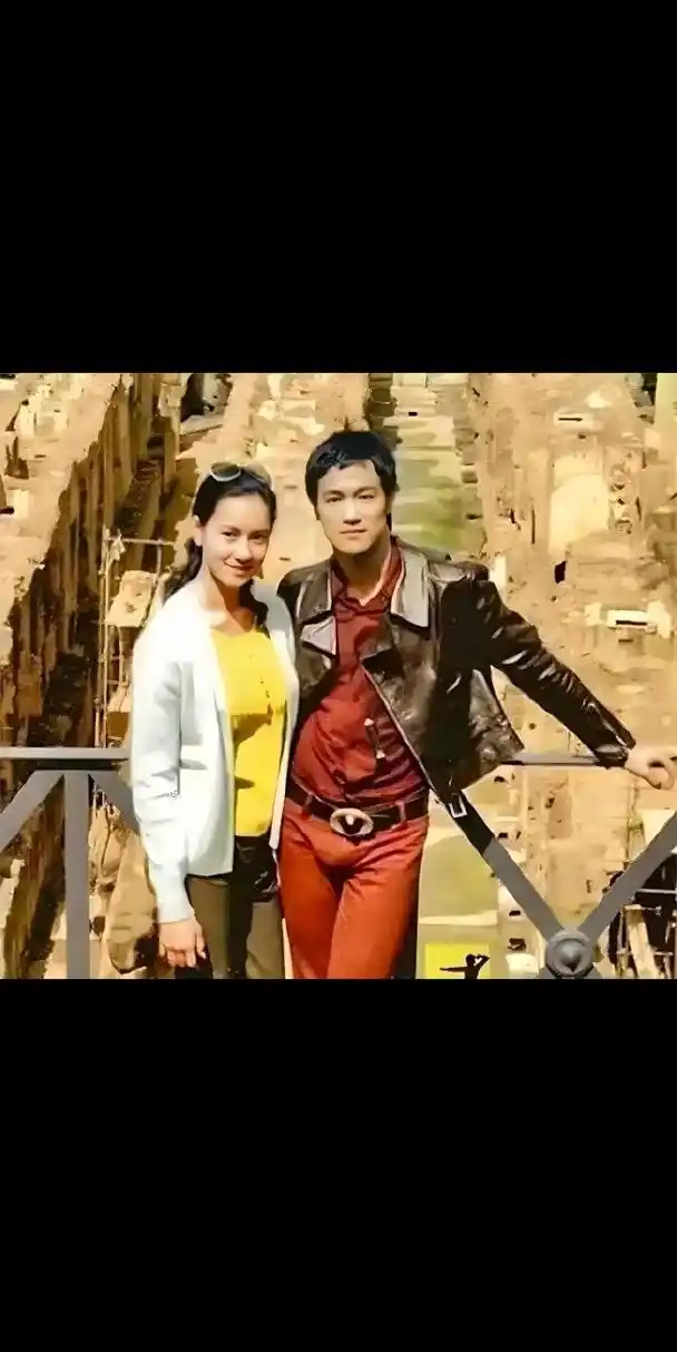 1972年,李小龙与好友苗可秀,在罗马游玩时的画面.