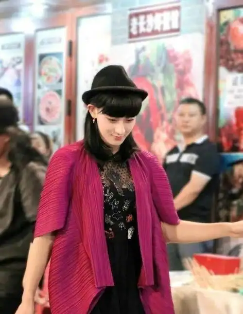 黄子韬微博太阳女装照片触摸大腿抖包袱