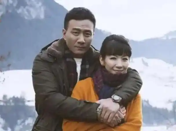 演员胡军喝酒喝来个老婆结婚22年零绯闻