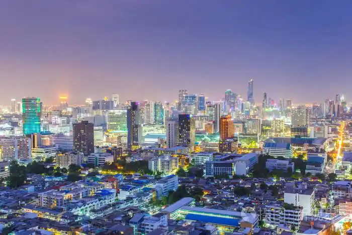 曼谷城市天际线鸟瞰图在晚上时间和曼谷市中心的摩天大楼