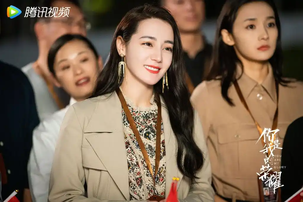 迪丽热巴《你是我的荣耀》剧照公开 可盐可甜乔晶晶诠释秋冬温柔风穿