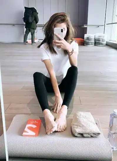 吴千语粉红新衣不失娇艳,抿嘴开心大笑,看来心情相当好!