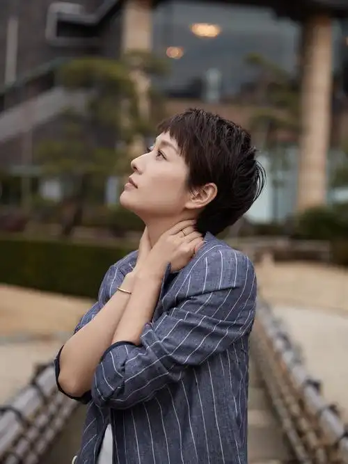 马伊琍新写真曝光短发诠释女性独立魅力