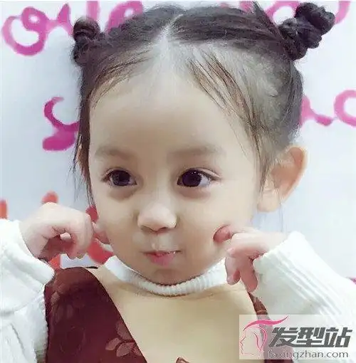丸子头这款百搭不挑人的扎发,自带减龄属性的发型,小龄女孩扎这款