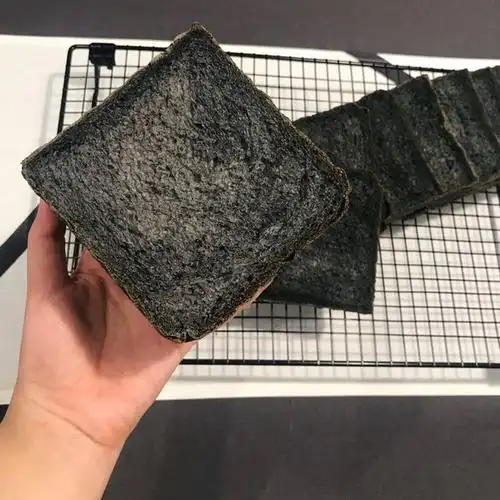 小羊咩咩-22做的竹炭吐司