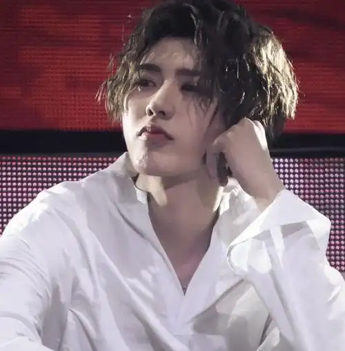 随着年龄增长,蔡徐坤也逐渐表现出了自己在艺术方面的天分,这也让徐静