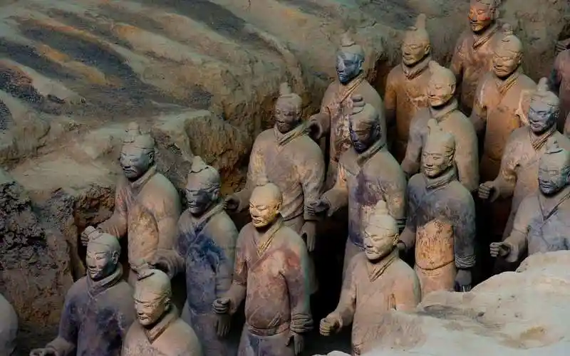 秦始皇陵兵马俑中有活人制俑?一个裂开的陶俑还原真实制造场景