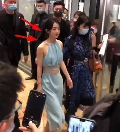 赵丽颖这次活动行程是公开的,为自己代言的手表品牌站台,周围挤满了