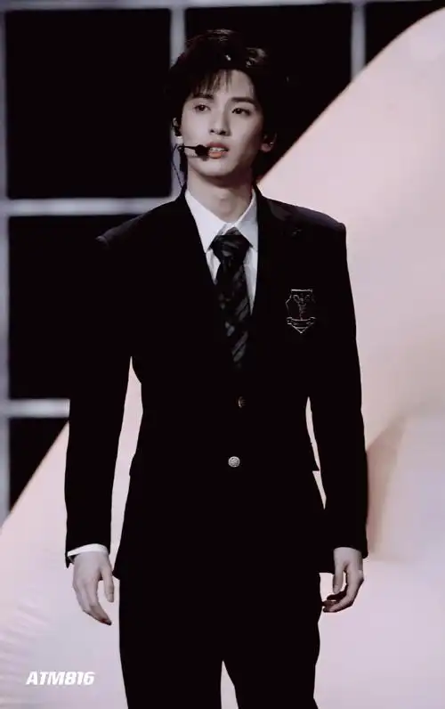 严浩翔超话78#微博之夜#双手插袋@时代少年团-严浩翔