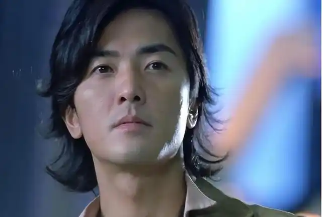 被港媒称为"第五大天王"的郑伊健,街上携带父母无人问津