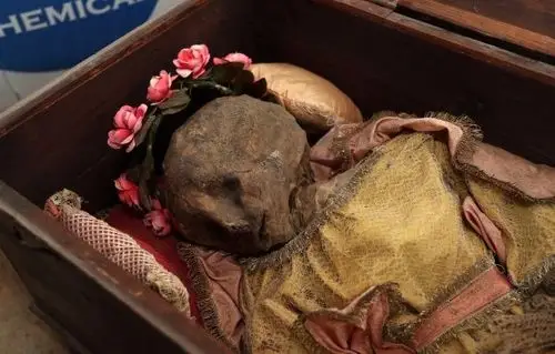 的rotoli公墓仓库里,工作人员在一个箱子里发现了一具小女孩木乃伊,没