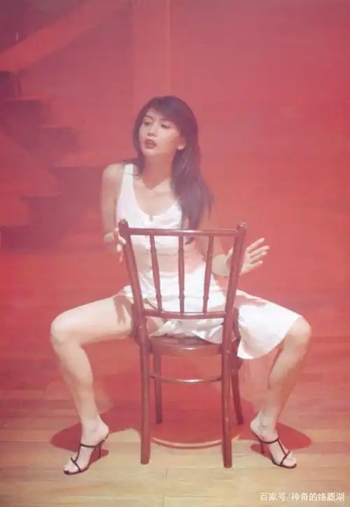 邱淑贞的性感与演技,在叶伟民这部喜剧中,被表现得淋漓尽致