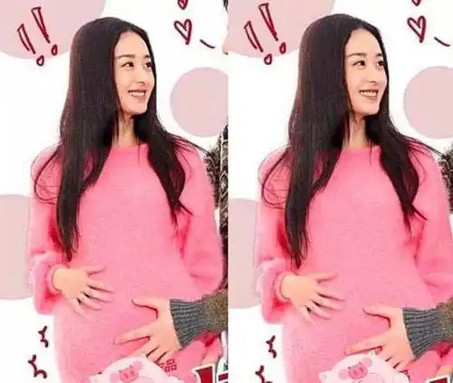 照片中的赵丽颖笑的很甜美,看起来非常幸福,手抚摸着自己的大肚子,看