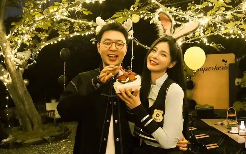 杜海涛沈梦辰一起庆生,夫妻合照太恩爱,幸福感十足!_父母_感情_妈妈