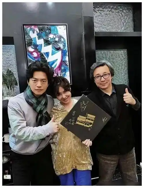 49岁李健首次与妻子孟小蓓高清正脸曝光,笑容灿烂,高调秀恩爱.