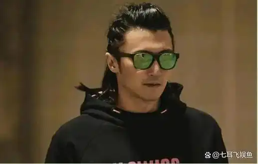 谢霆锋现身澳门素颜编发越来越像老爸谢贤提起王菲一脸笑意