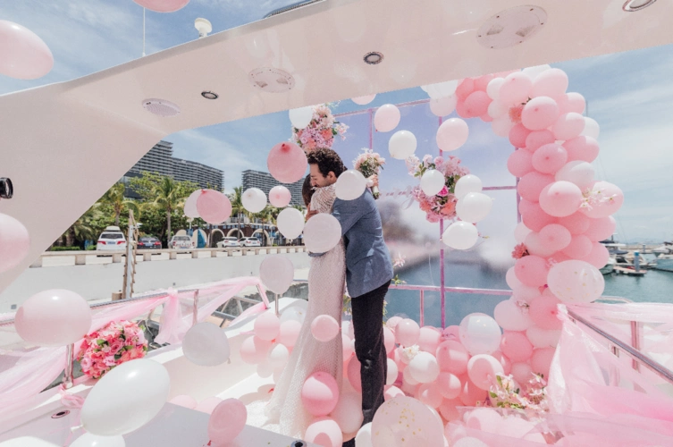 届婚庆节,"  艘游艇婚礼"的接亲队伍将迎接  对新人到达到天涯海角