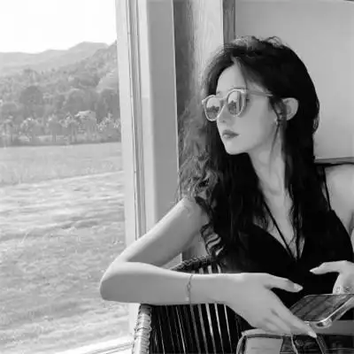 好看的简单大气头像女黑白_女生头像_头像屋