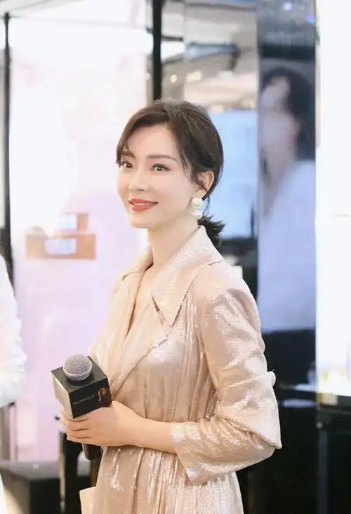 陈数出席活动身穿灰色条纹套裙配齐肩卷发贵妇感十足