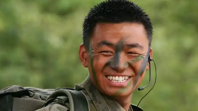 许三多第一次被叫老兵,听着好舒服啊,看他那享受的样子!