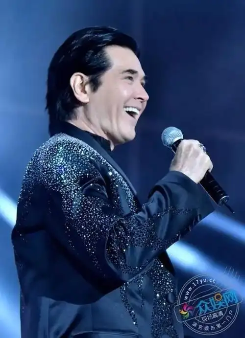 56岁费翔献唱太和之音演唱会 "不老男神"皮肤松弛老态尽显