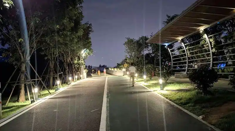 灯光充足,跑道专业