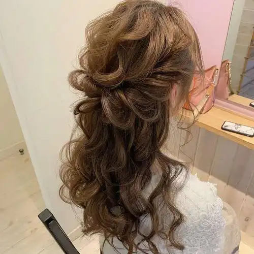 越随性越时髦10款初夏的编扎造型简约的时尚编发让你更出彩