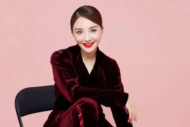 孙茜时尚写真曝光 优雅干练展熟女气质