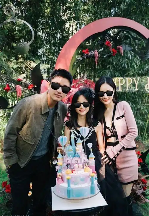 贾乃亮李小璐高调官宣复合甜馨点赞炸上热搜网友这都能原谅